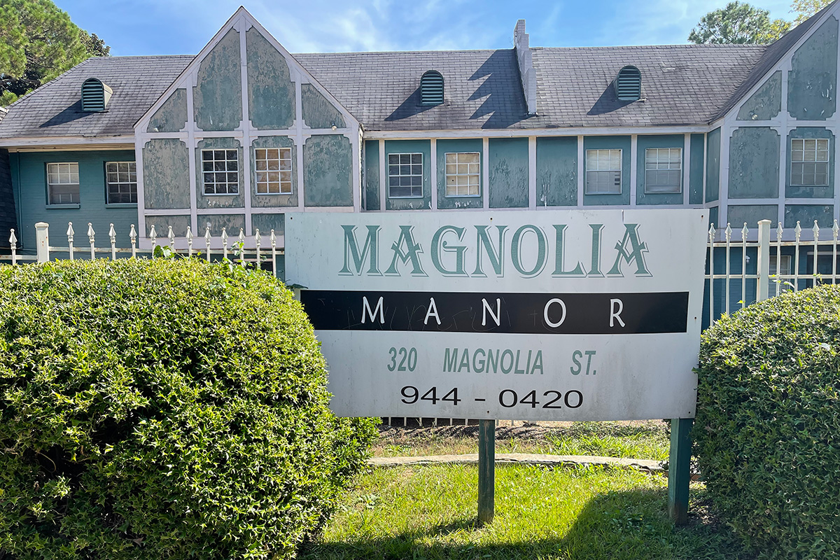 Magnolia Manor Apartments sign