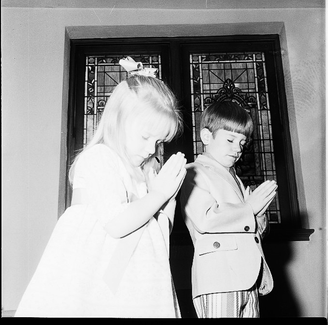Two children pray at church in May 1971. Photo by Bonny Parham / courtesy Amory Regional Museum