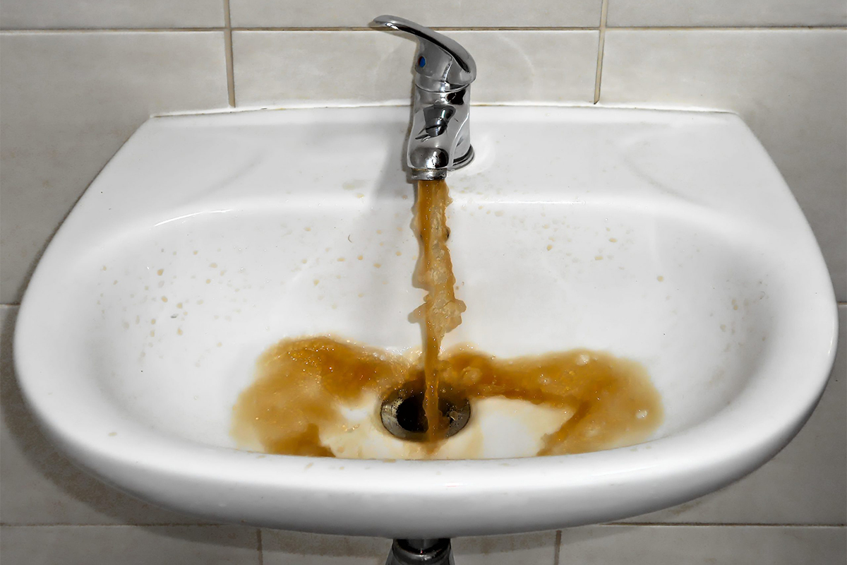 white sink running brown water (Mississippi leadership crisis)