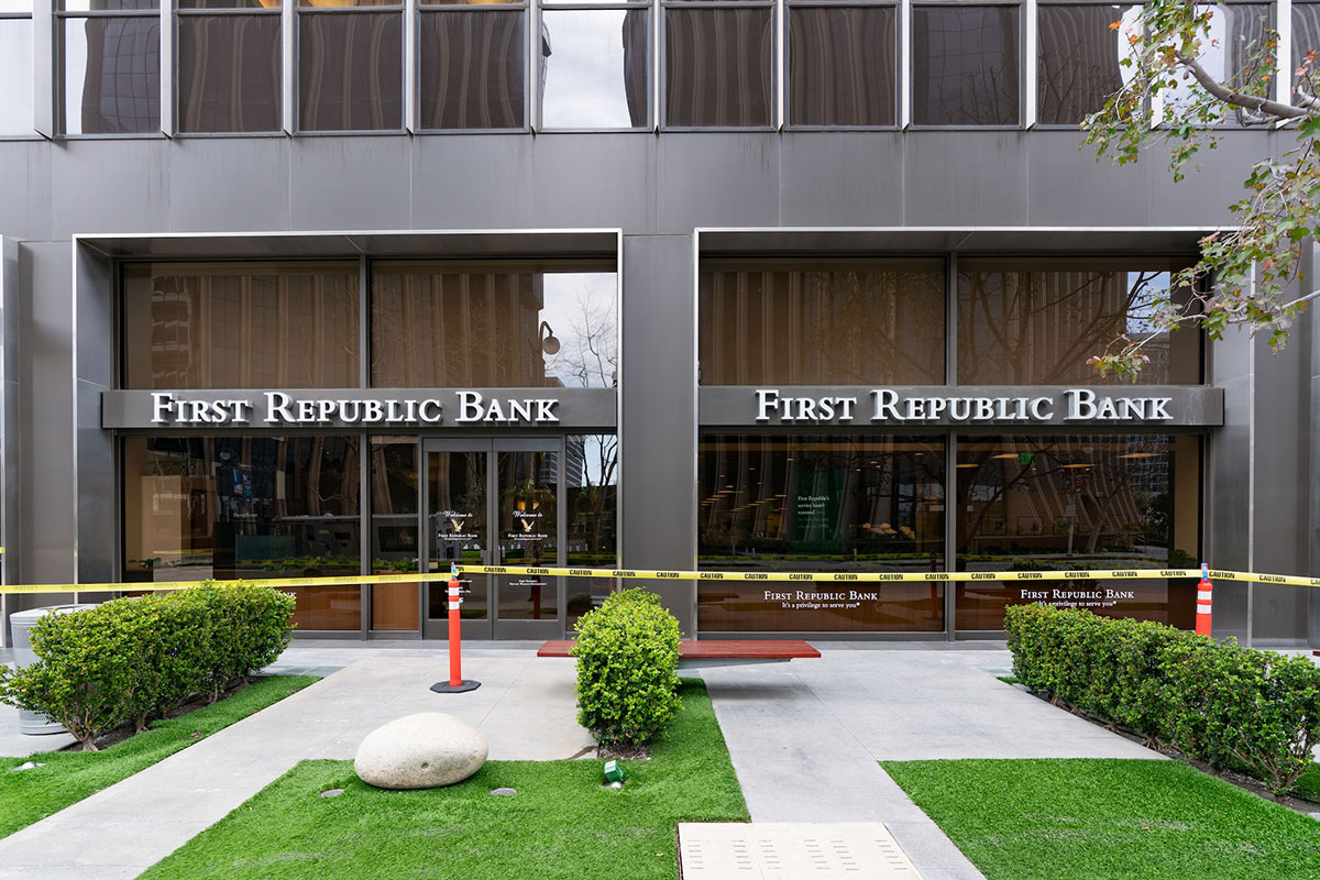 Building front of First Republic Bank closed off with yellow caution tape (banking crises)