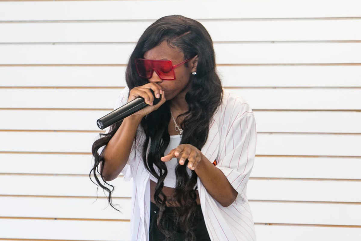 Closeup of Shuniiadaballer singing into a mic