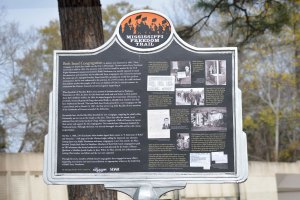 A sign marking the Mississippi Freedom Trail regarding Beth Israel Congregation