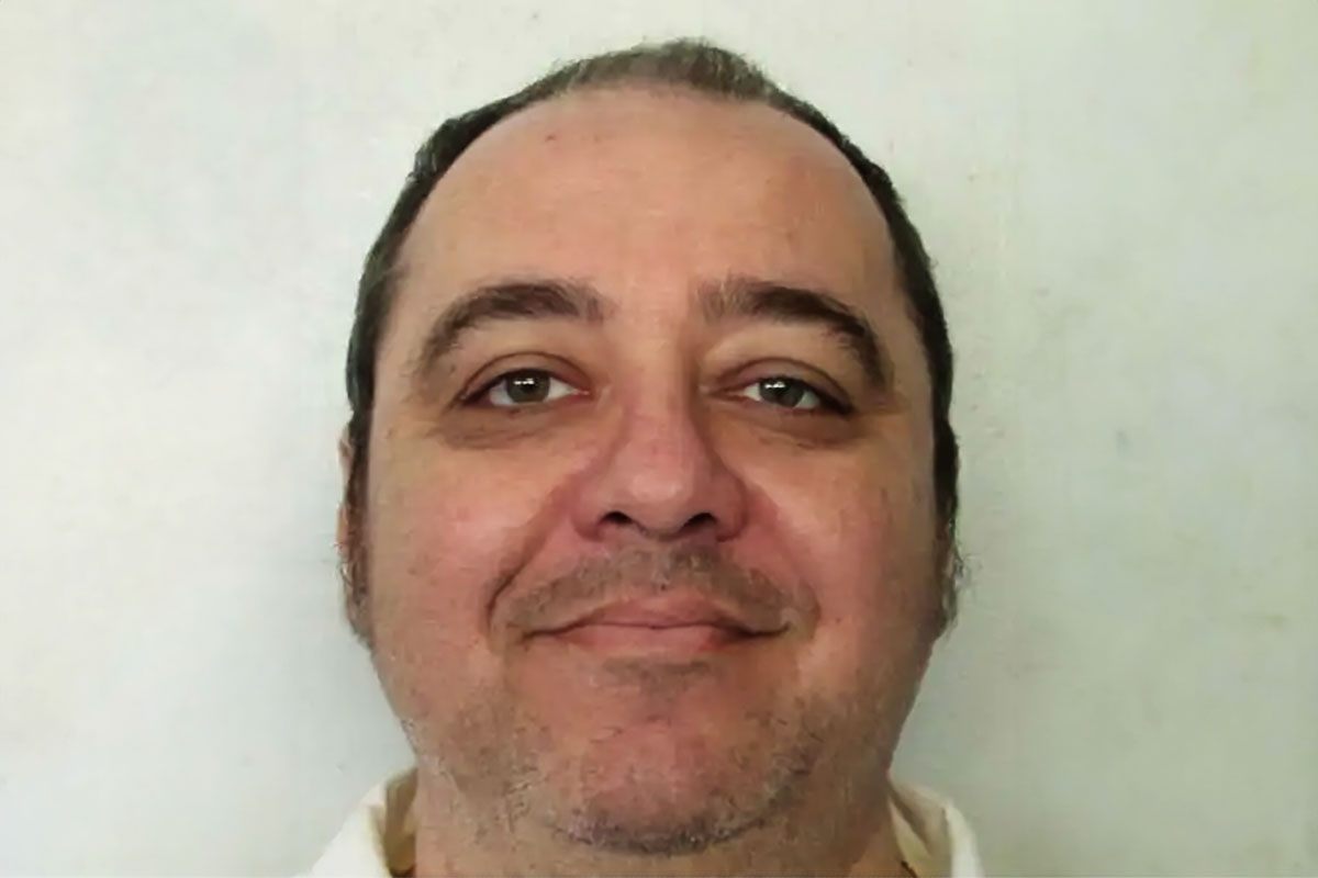 Booking photo of Kenneth Eugene Smith against a white wall