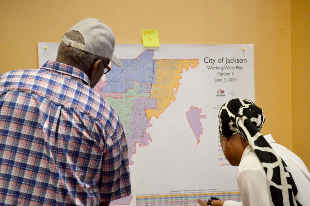 Residents looking at a map of City of Jackson working ward plan option 5