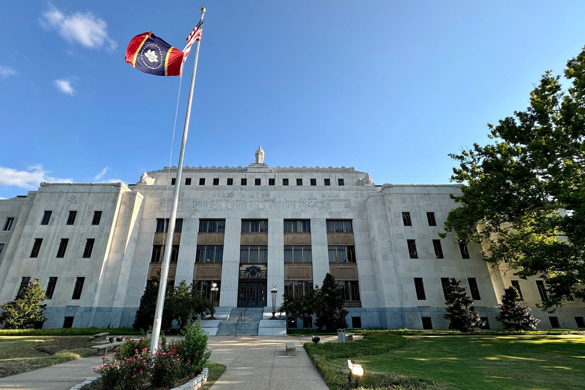 A large four story white building labeled Hinds County Courthouse along the top