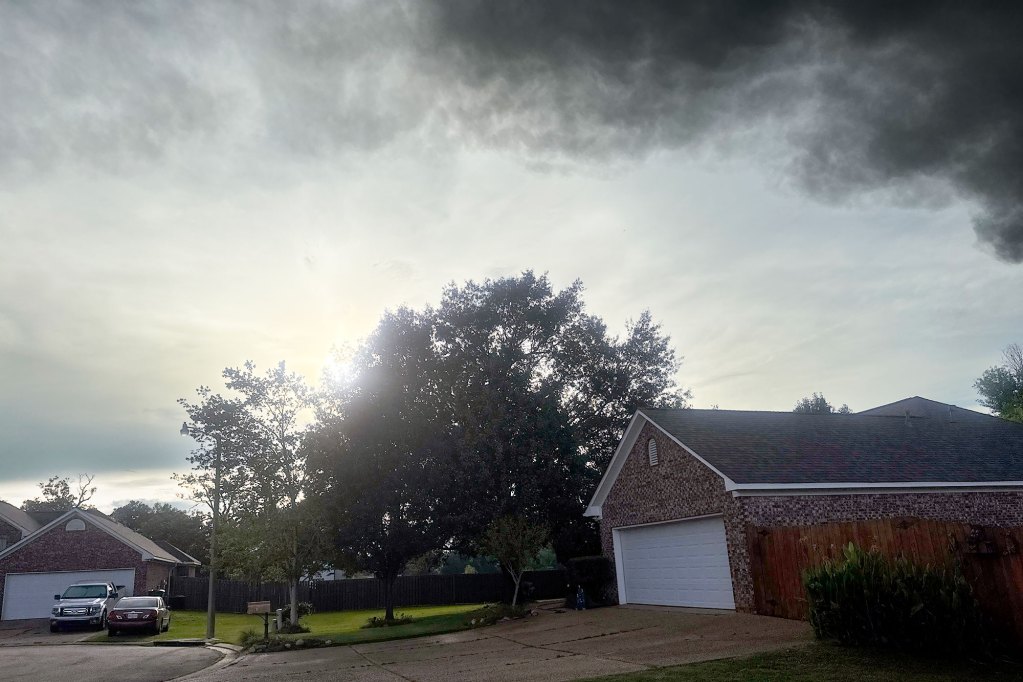 Fire smoke in the sky over a neighborhood.