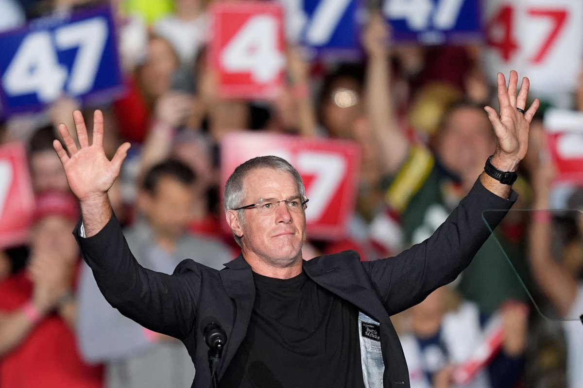 Brett Favre speaks before Republican presidential nominee former President Donald Trump at a campaign rally