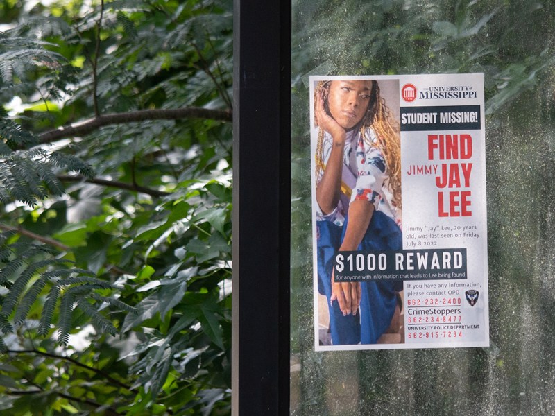 A sign with a $1000 reward to find Jay Lee