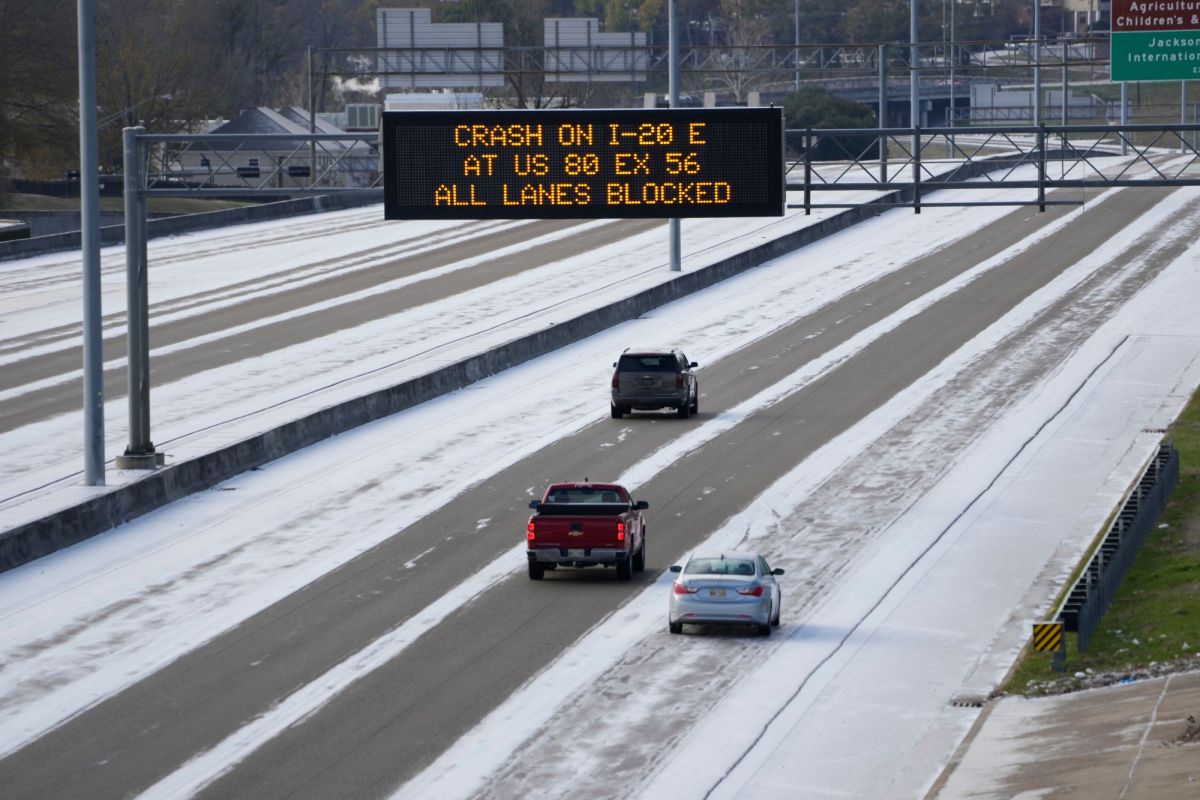 A traffic alert sign along Interstate 55 warns of an accident following snow