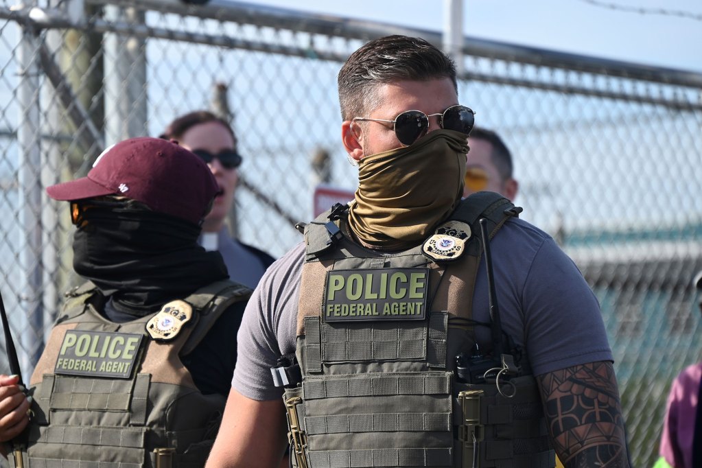 Two men with Police Federal Agent written on their vest