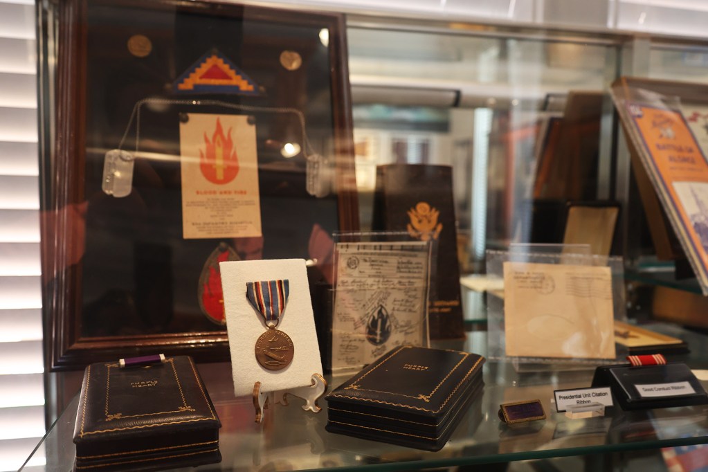 A WW2 museum display featuring soldiers medallions