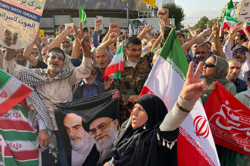 Protestors carrying Iranian flags and posters