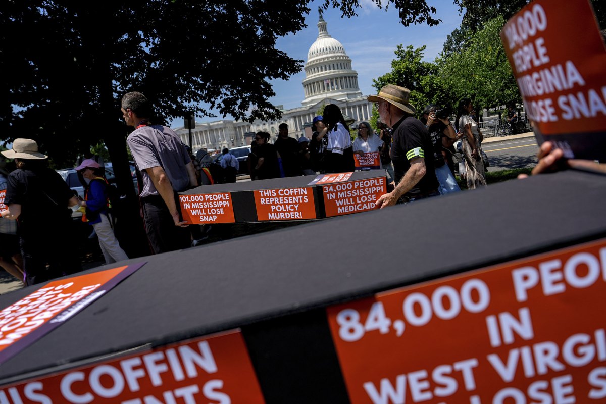 Demonstrators carry coffins in front of the white house. Signs read "101,000 People in Mississippi will Lose Snap"