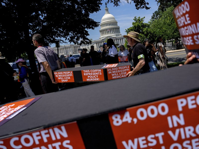 Demonstrators carry coffins in front of the white house. Signs read "101,000 People in Mississippi will Lose Snap"