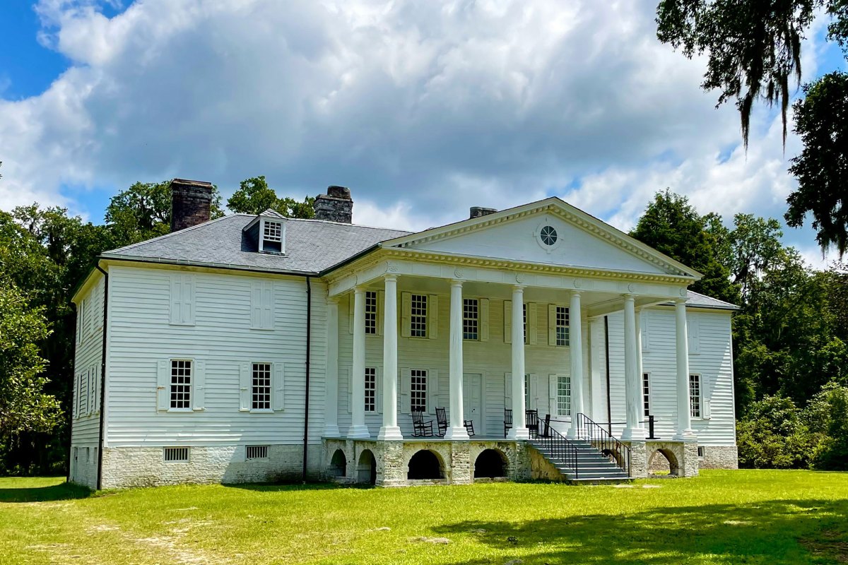 A white columned plantation home