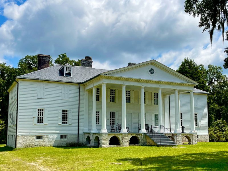 A white columned plantation home