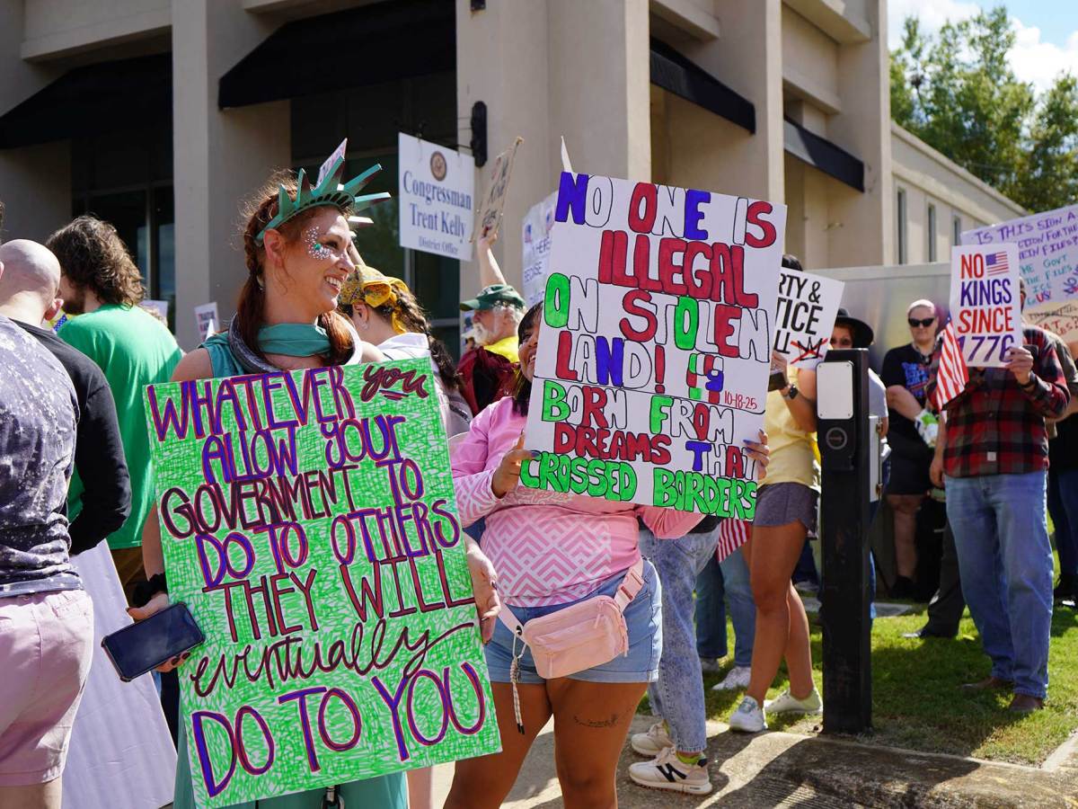 Photos: No Kings Protest in Tupelo, Mississippi