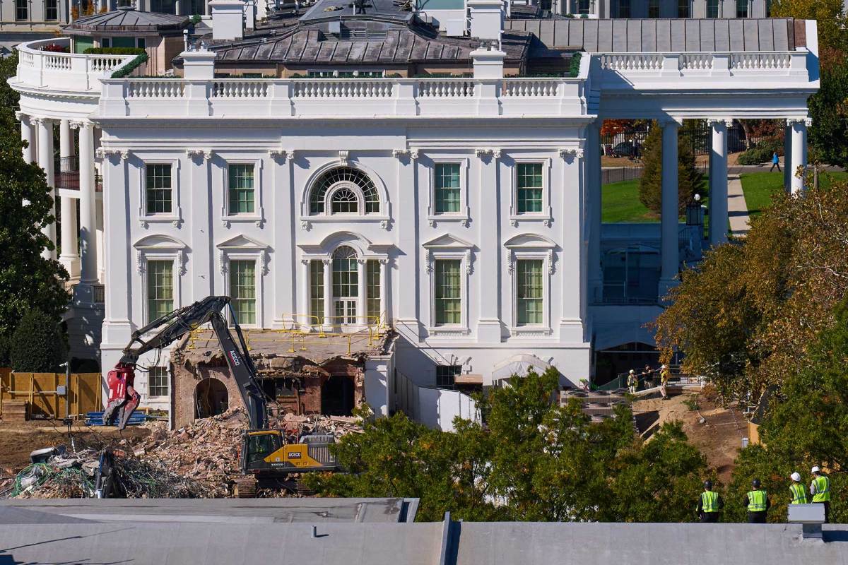 eavy equipment continues to knock down the East Wing of the White House
