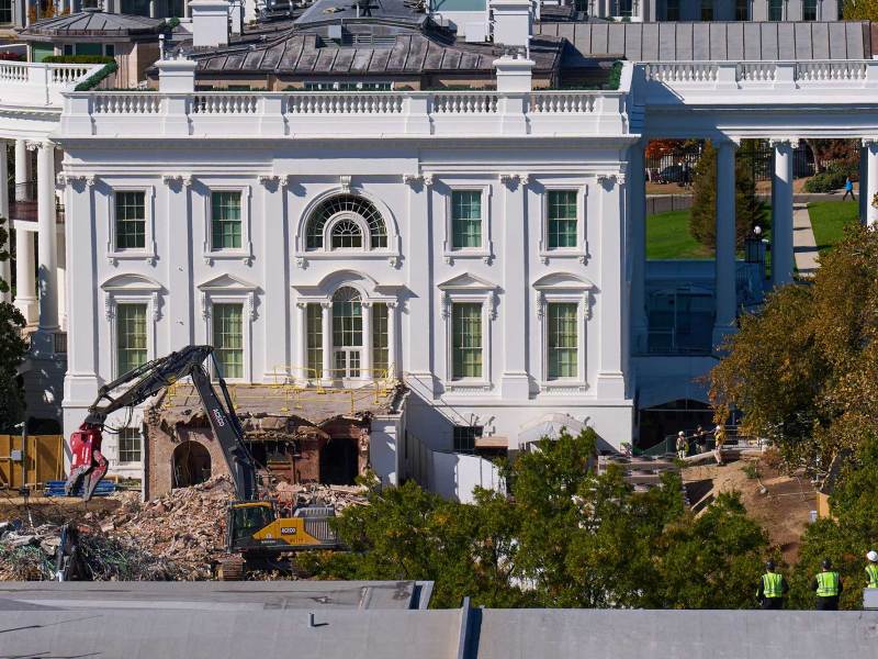 eavy equipment continues to knock down the East Wing of the White House