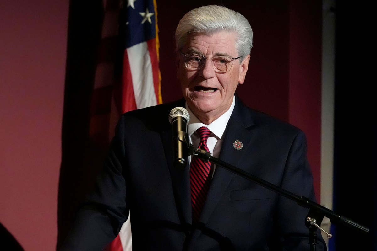 Phil Bryant speaks at a podium