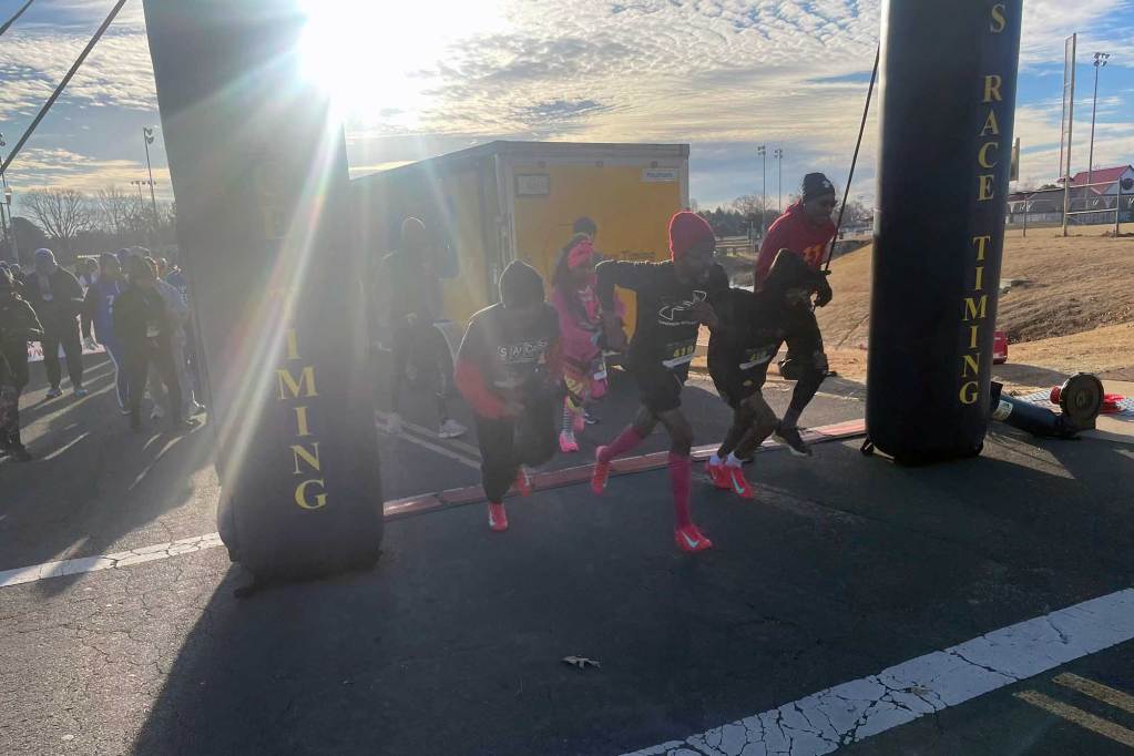 Men start running a race
