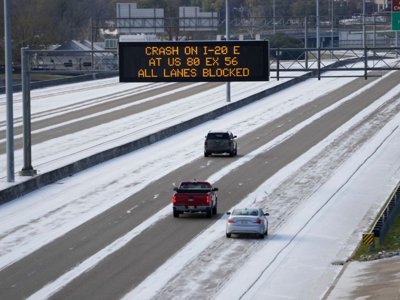 traffic alert sign along Interstate 55 warns of an accident following snow