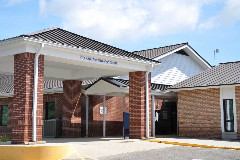 A covered walkway leads to the entrance of Diamondhead City Hall and administration offices.