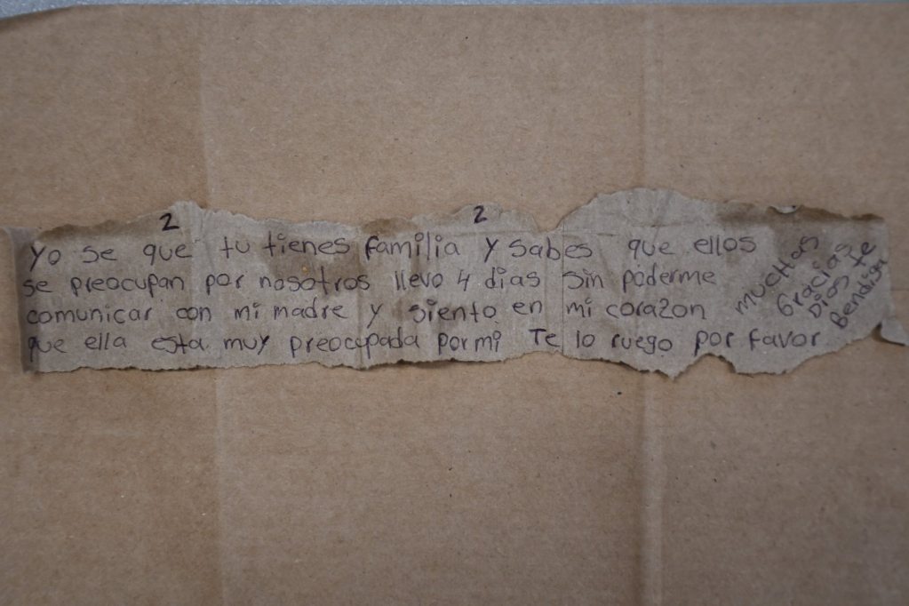 A small piece of paper with Spanish writing on it.